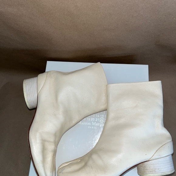 Margiela Tabi Women's Cream Ankle Boots - Picture 2 of 10
